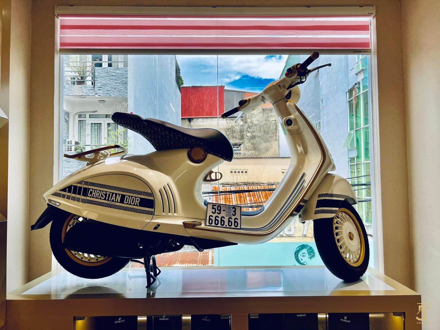 Vespa 946 Christian Dior biển số VIP