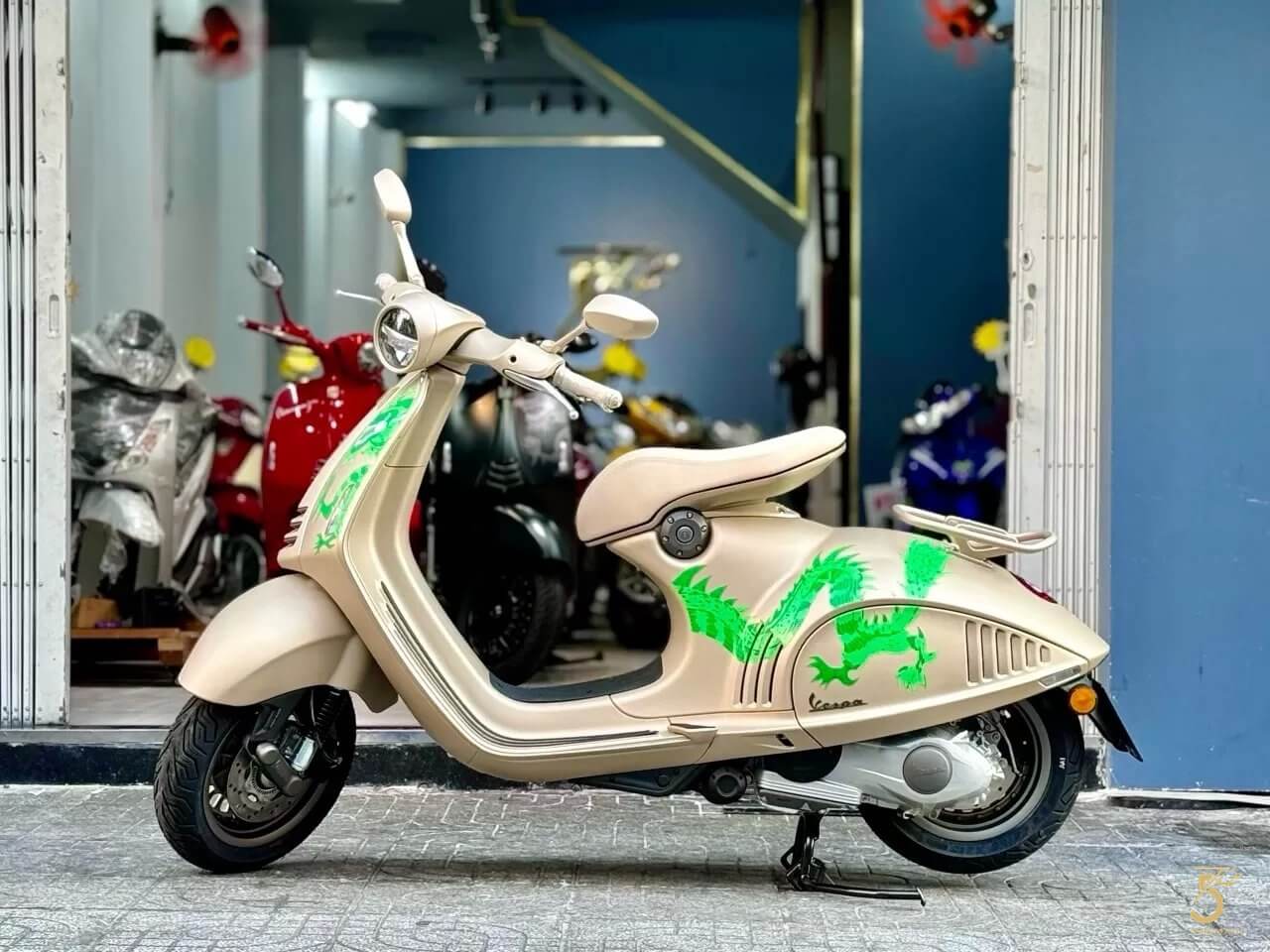 Vespa 946 Dragon Rồng xanh độc đáo