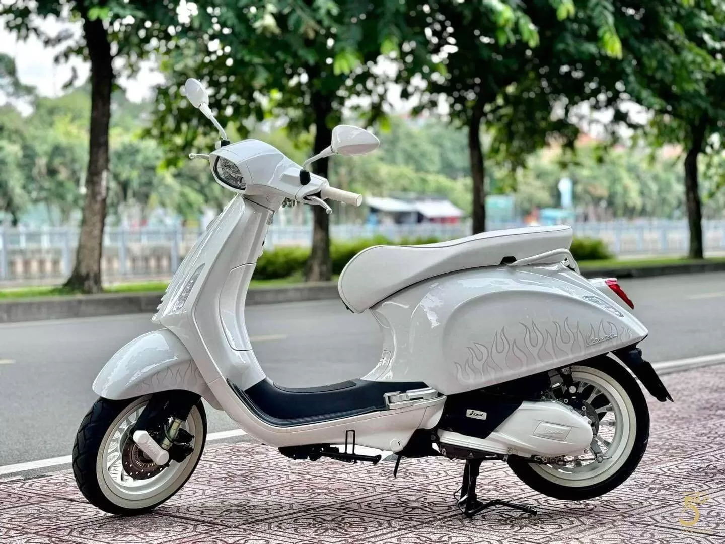 Vespa GTS 150 : Dòng xe máy cao cấp, thượng lưu với tiện ích hoàn thiện