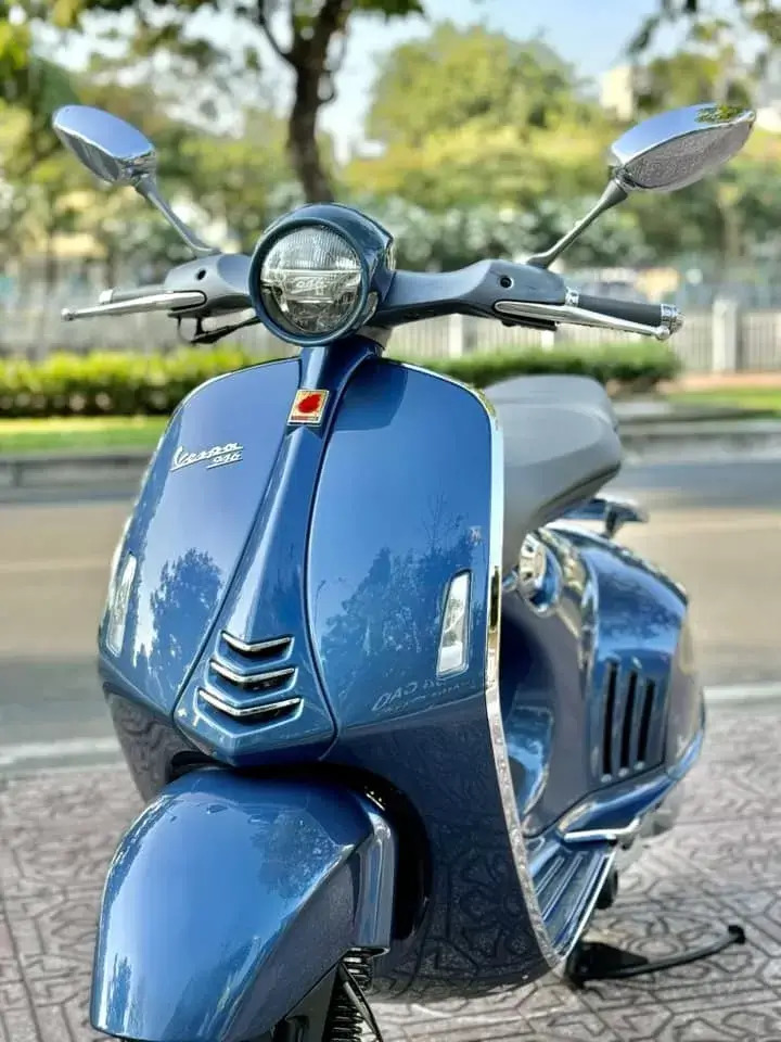 Thiết kế màu xanh nổi bật của xe Vespa 946 Bellissima 2015