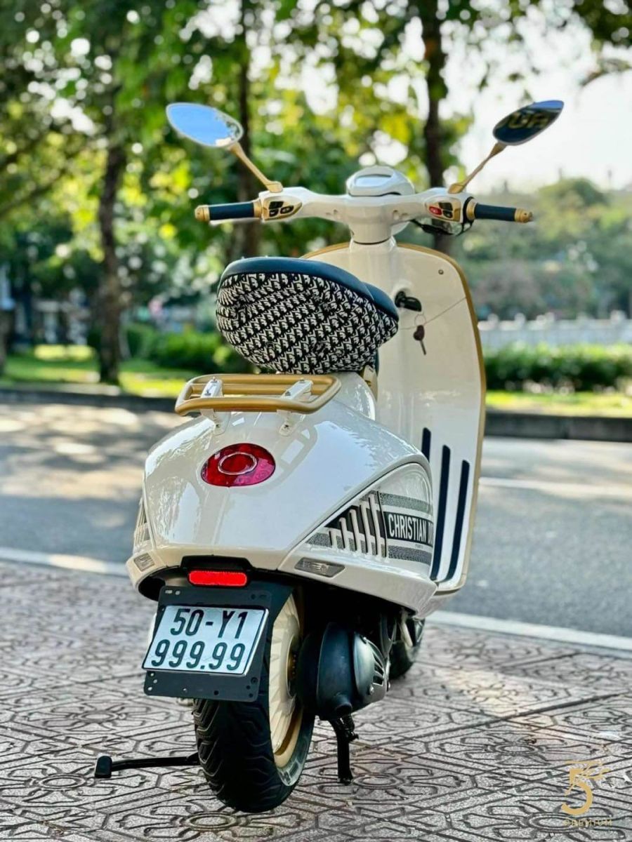 Vespa 946 2015 custom Christian Dior biển “Cửu Ngũ Chí Tôn” với thiết kế độc lạ