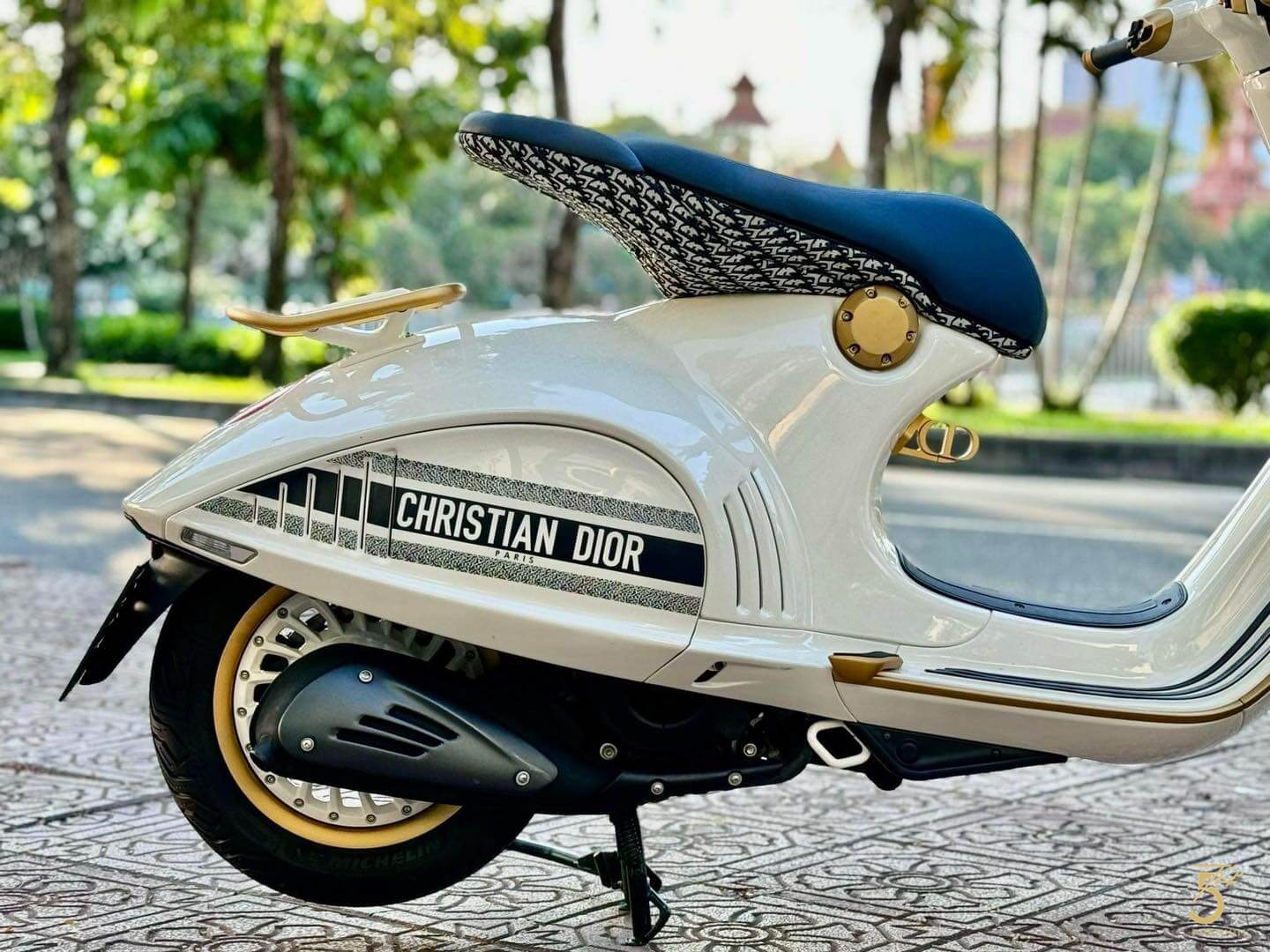 Vespa 946 2015 custom Christian Dior sở hữu động cơ mạnh mẽ 