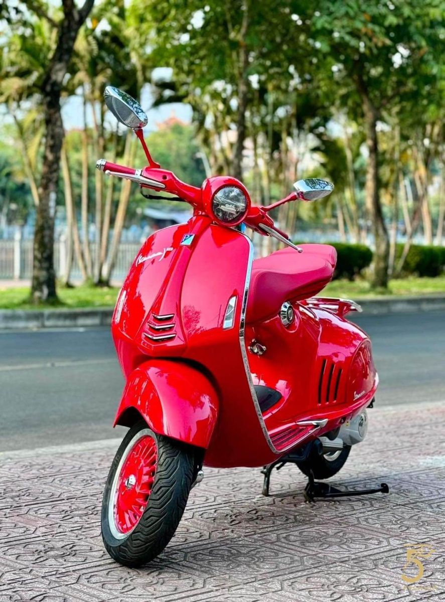 Vespa 946 Bellissima 2015 up Red Limited sở hữu vẻ ngoài màu đỏ nổi bật