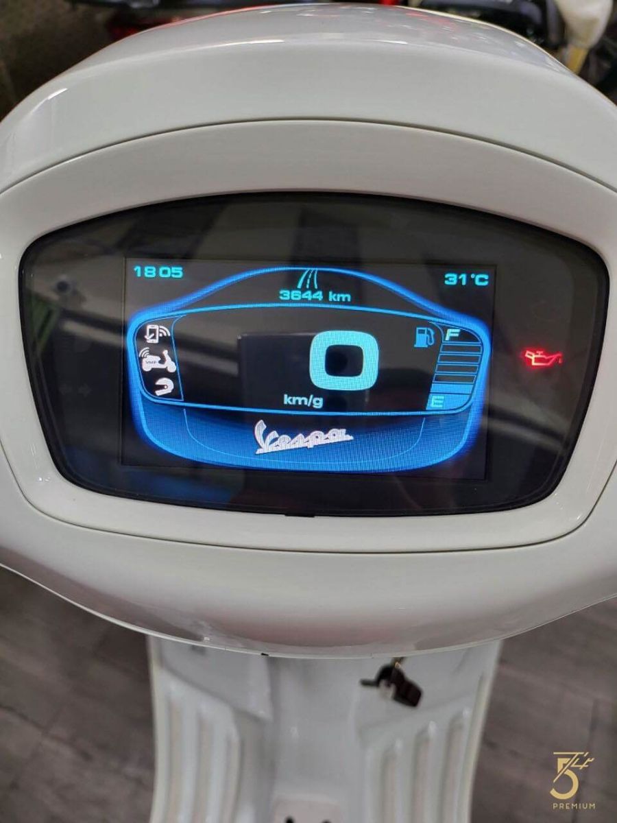 Vespa GTS 150 sở hữu màn hình LCD