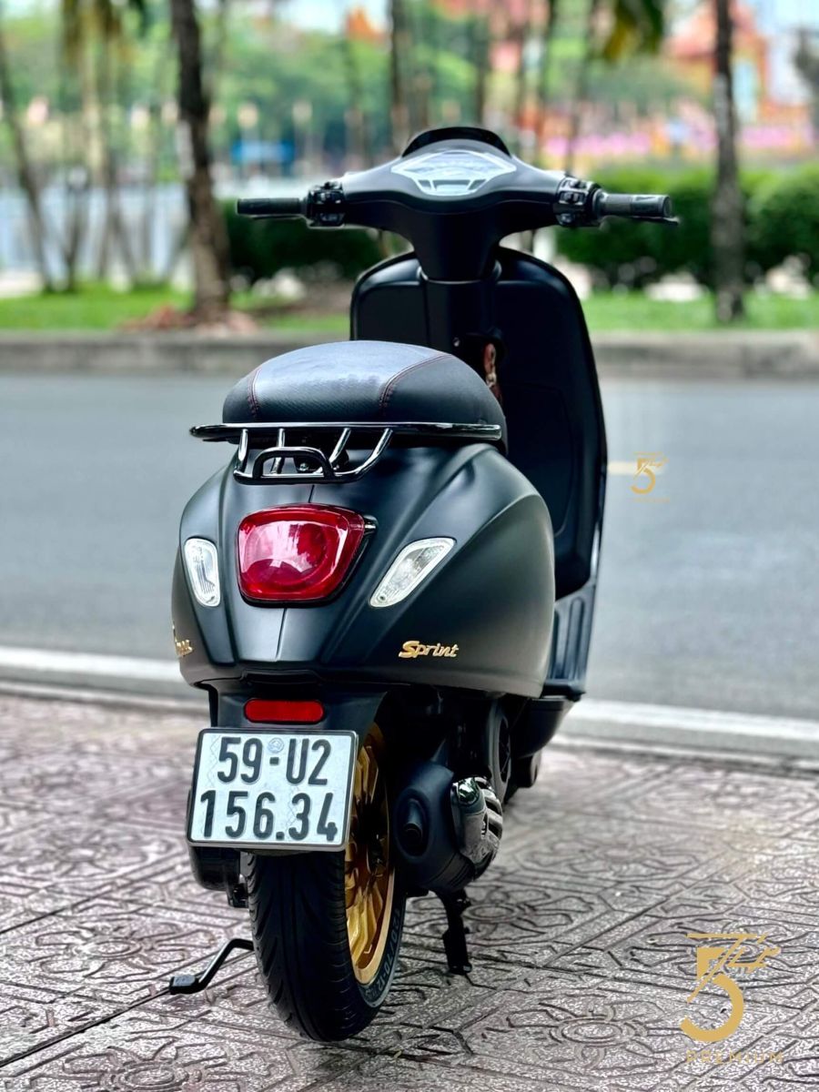 Vespa Sprint 125 đen nhám phong cách thể thao cá tính